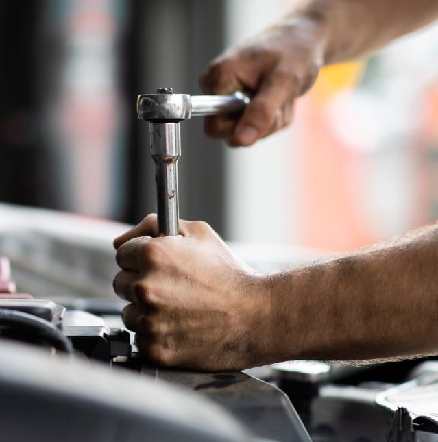 Mechaniker arbeitet an Auto